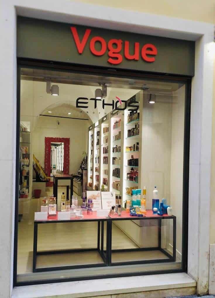 insegna-letterere-scatolate-vogue-profumerie-Brescia insegna luminosa a lettere scatolate per Vogue Profumerie Brescia