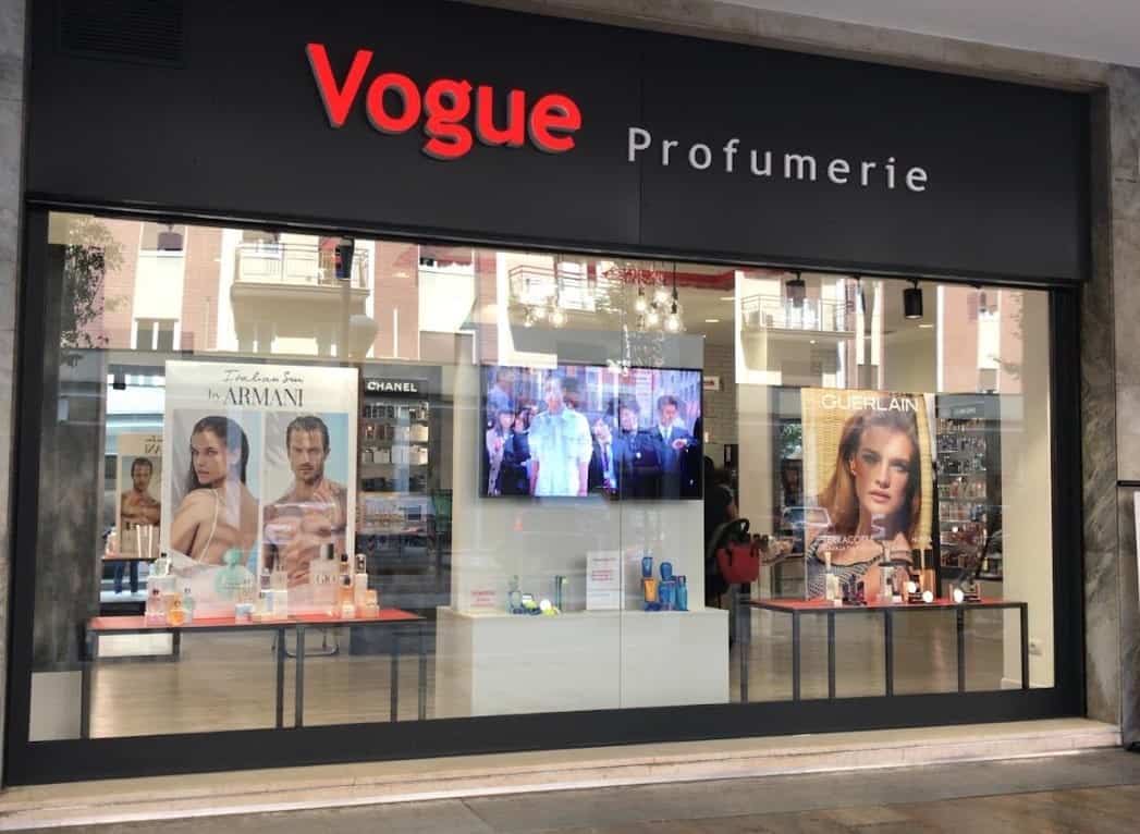 Insegna luminosa medio formato profumeria Vogue Brescia