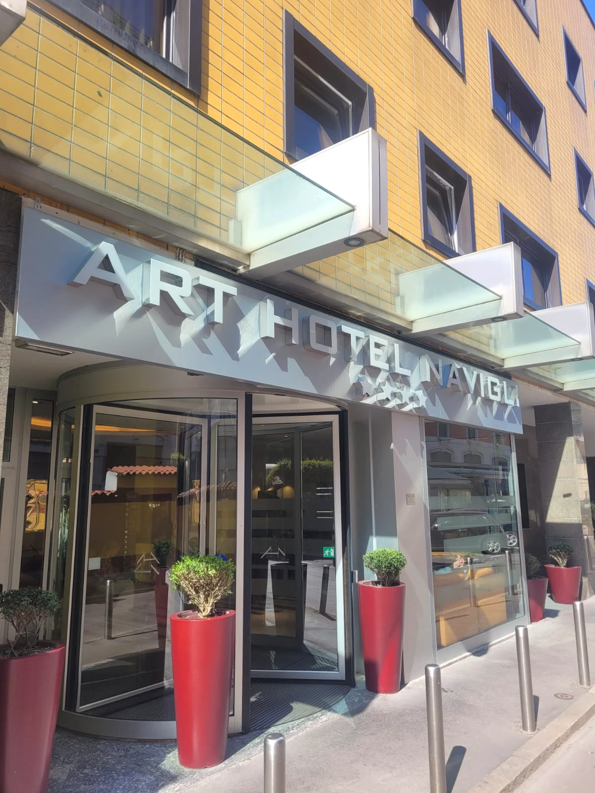 insegna luminosa art hotel navigli milano