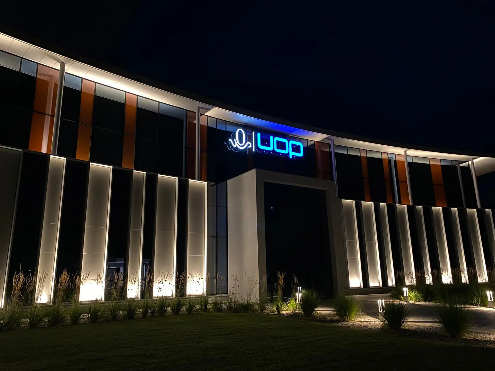 Insegna luminosa aziendale UOP SPA Berlingo Brescia