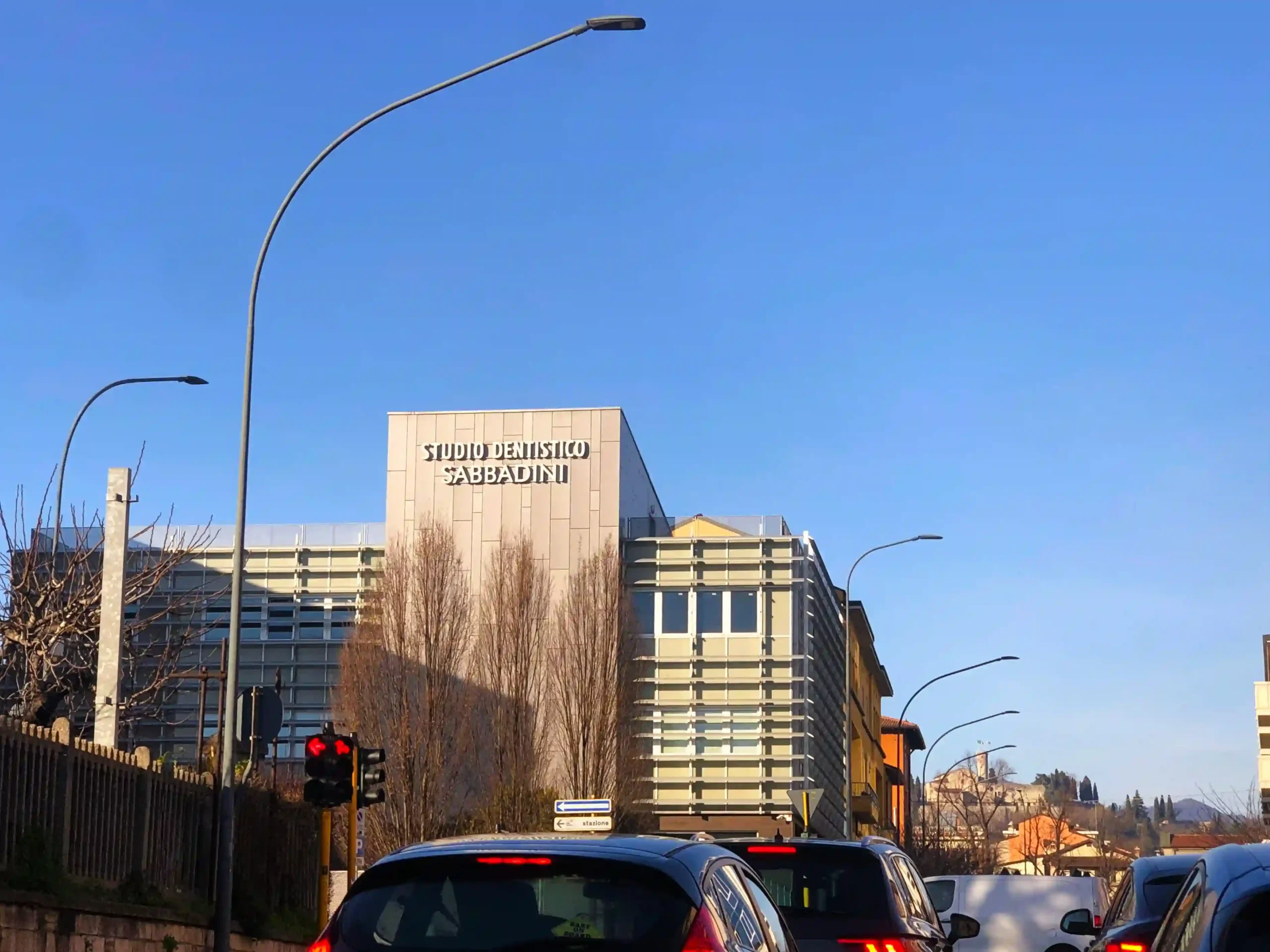 insegna-lettere-scatolate-led-dentista-sabbadini-brescia