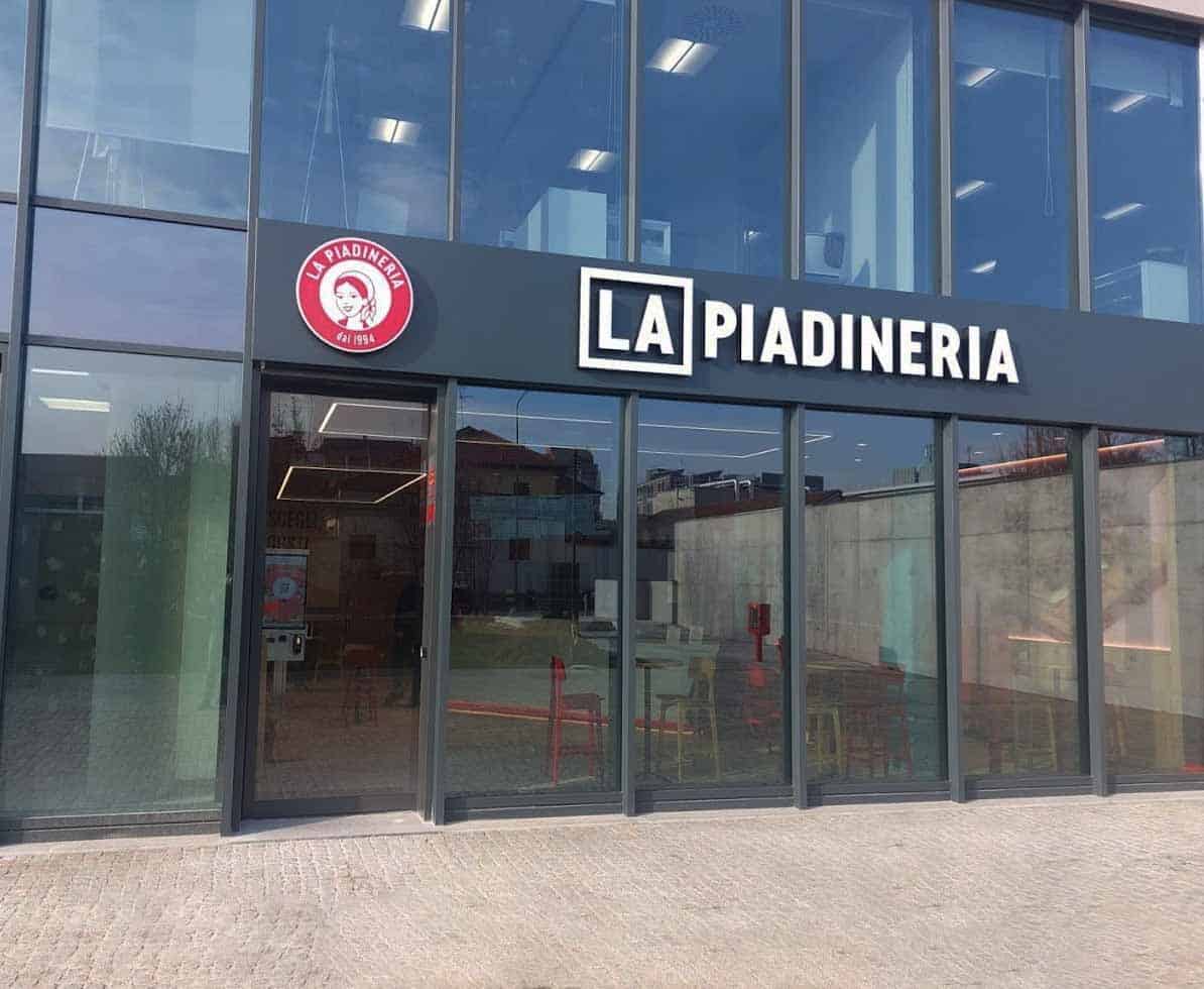 Realizzazione insegne luminose a Milano per il franchising La Piadineria
