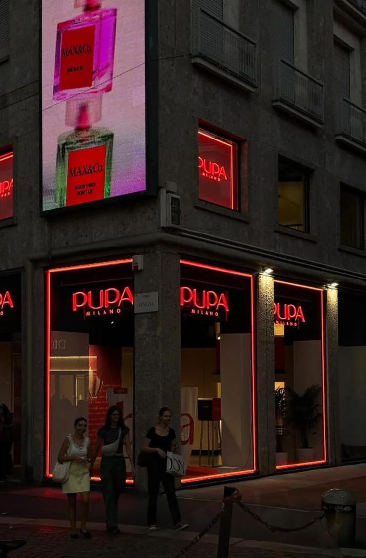 insegne luminose milano negozio franchising pupa